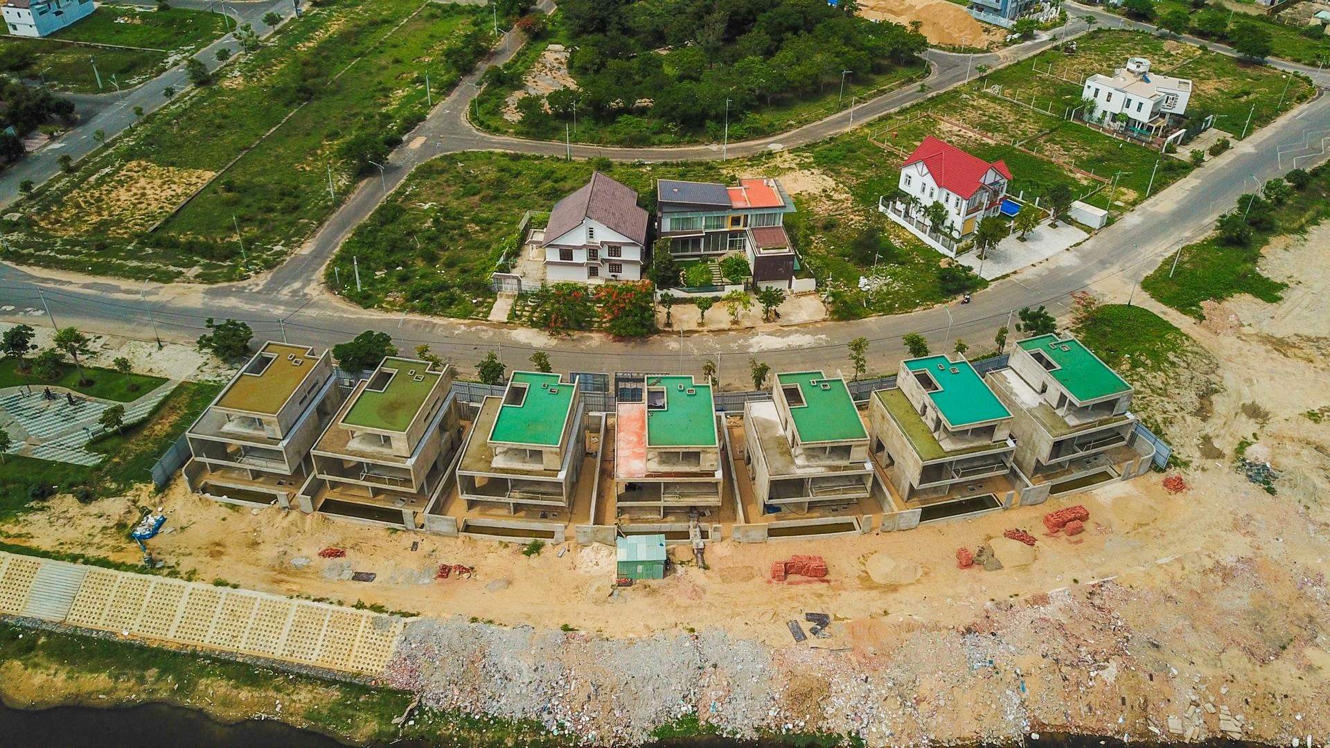 36 biet thu ven song Co Co bi dinh chi thi cong hinh anh