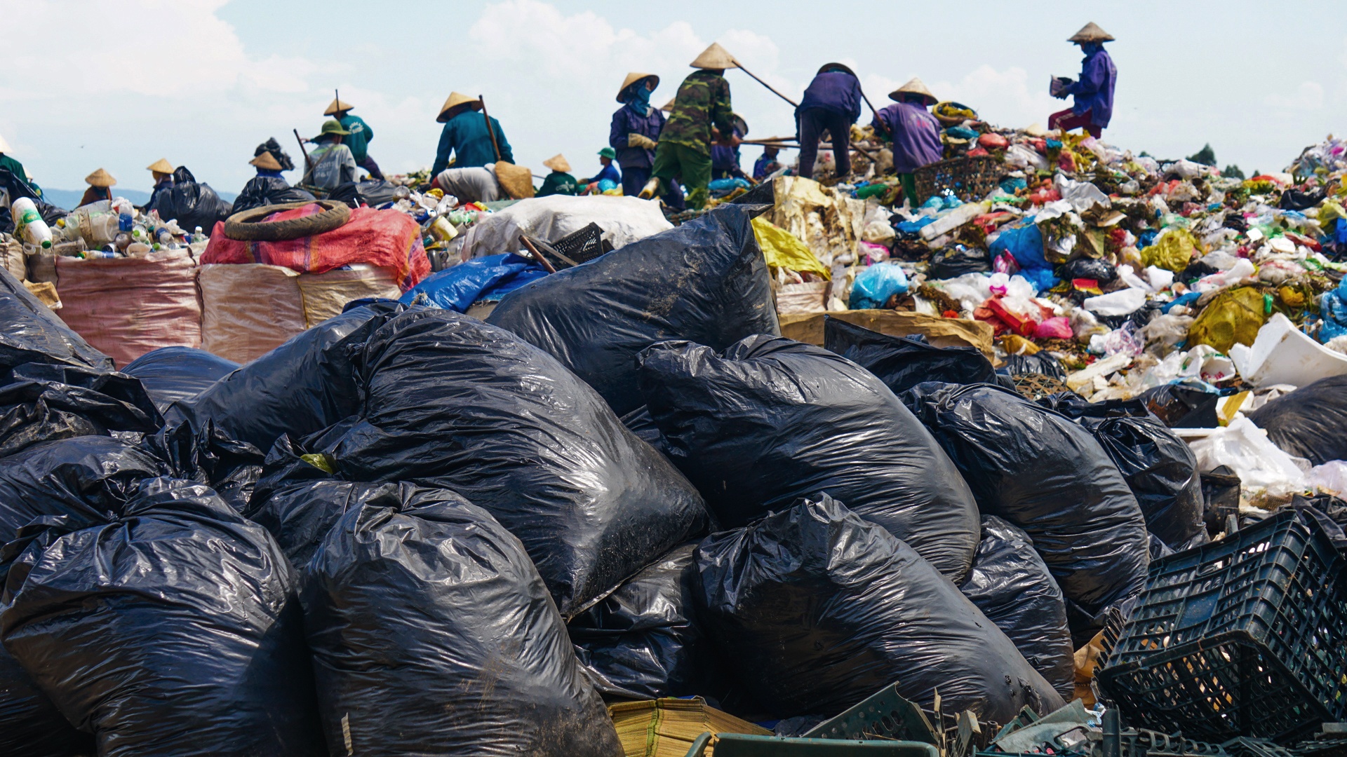 Bai rac lon nhat o Da Nang anh 5