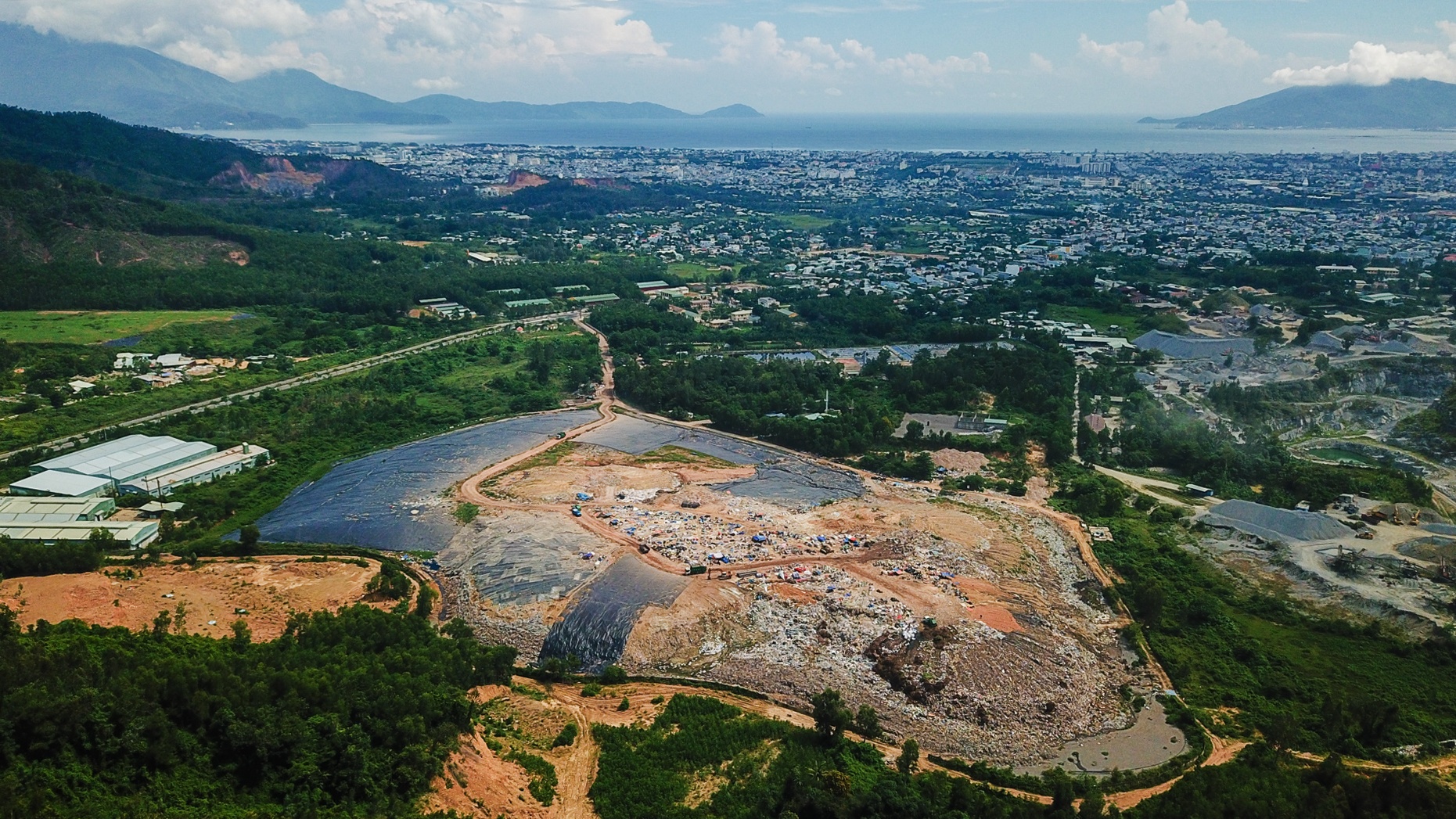 Bai rac lon nhat o Da Nang anh 1