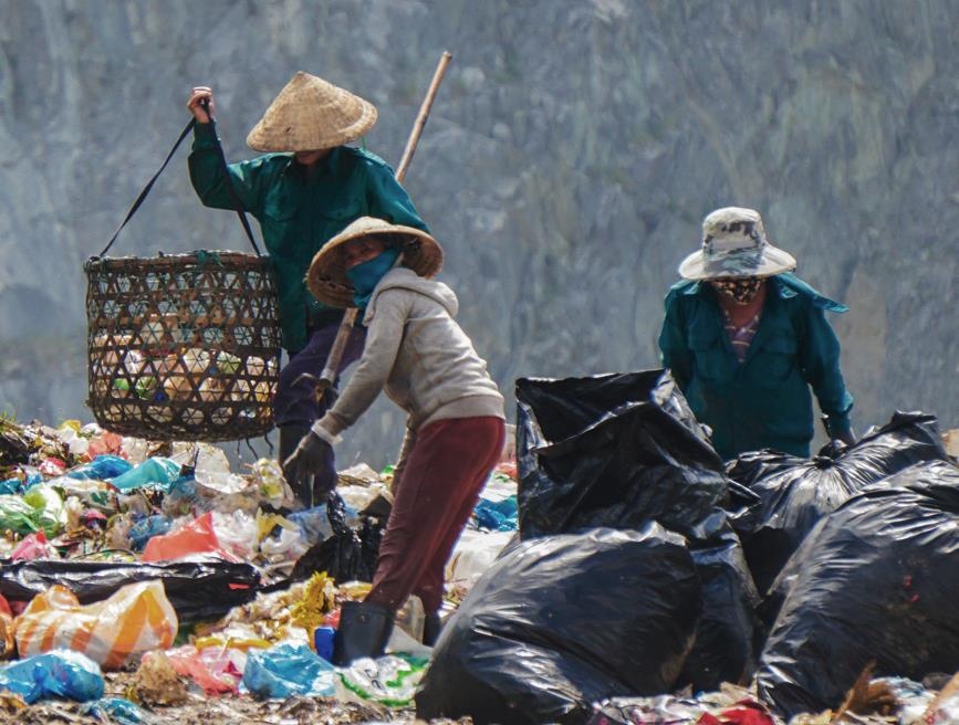 Bai rac lon nhat mien Trung can ke ngay dong cua hinh anh