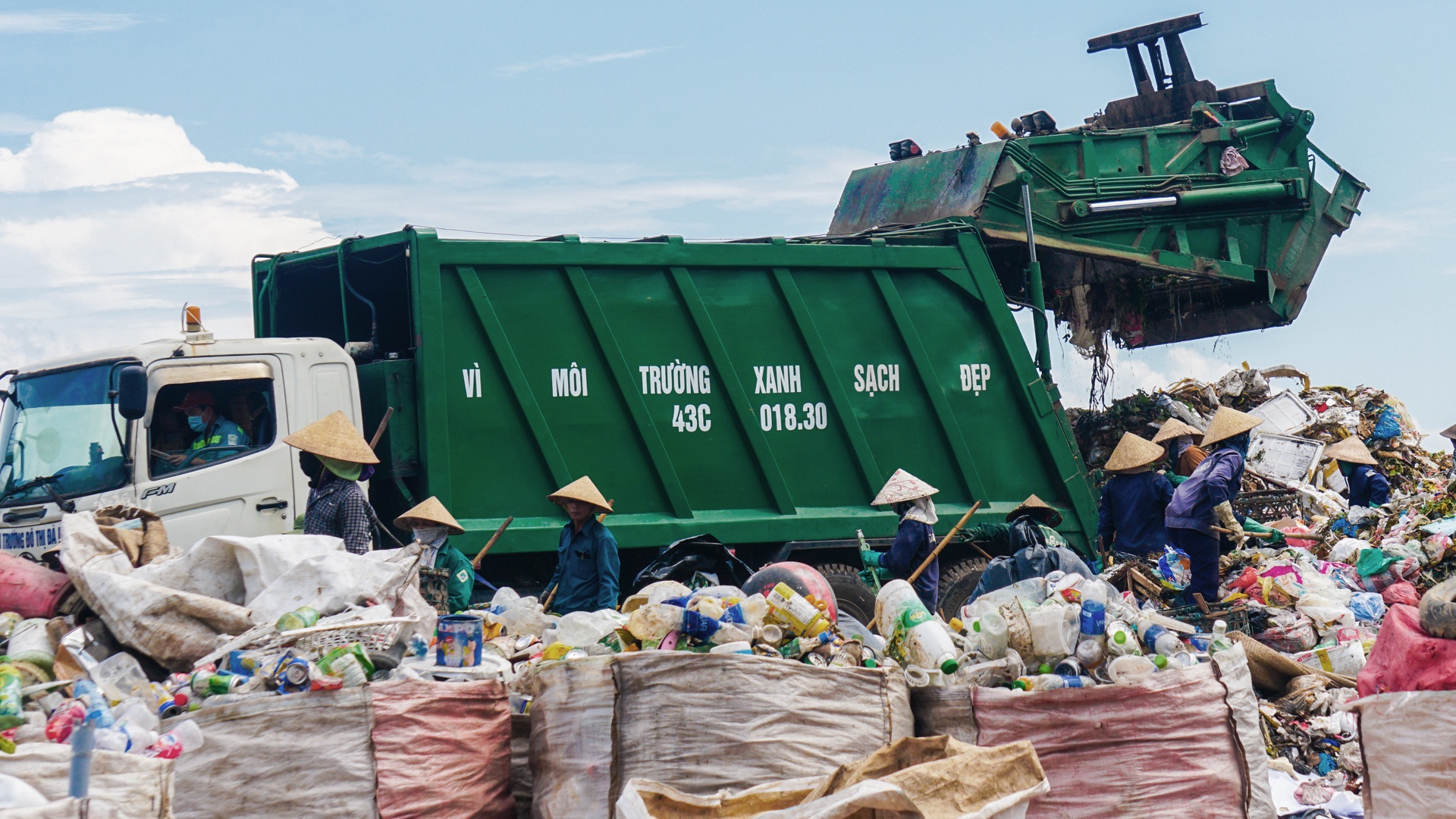 Bai rac lon nhat o Da Nang anh 4