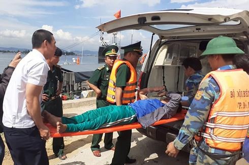 Bo doi bien phong dieu tau ra khoi cuu 5 nguoi bi ngo doc hinh anh