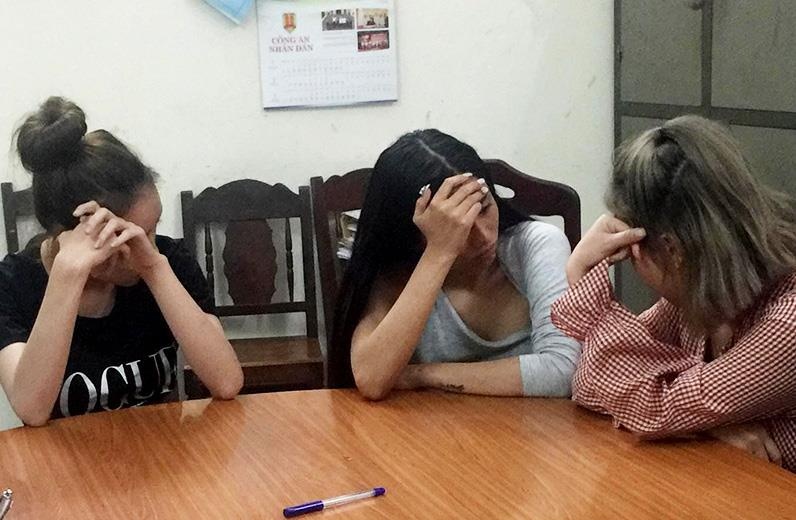 Bat qua tang 4 co gai dung ma tuy xuyen dem o Da Nang hinh anh