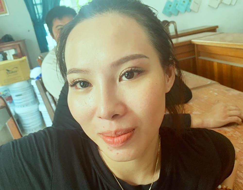 Co gai 9X du ban moi quen den cho vang de dong bon khong che, doi no hinh anh