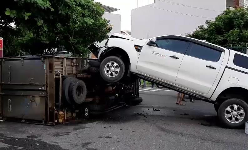 Xe ban tai dam oto tai lat ngua roi phi len nam tren hinh anh