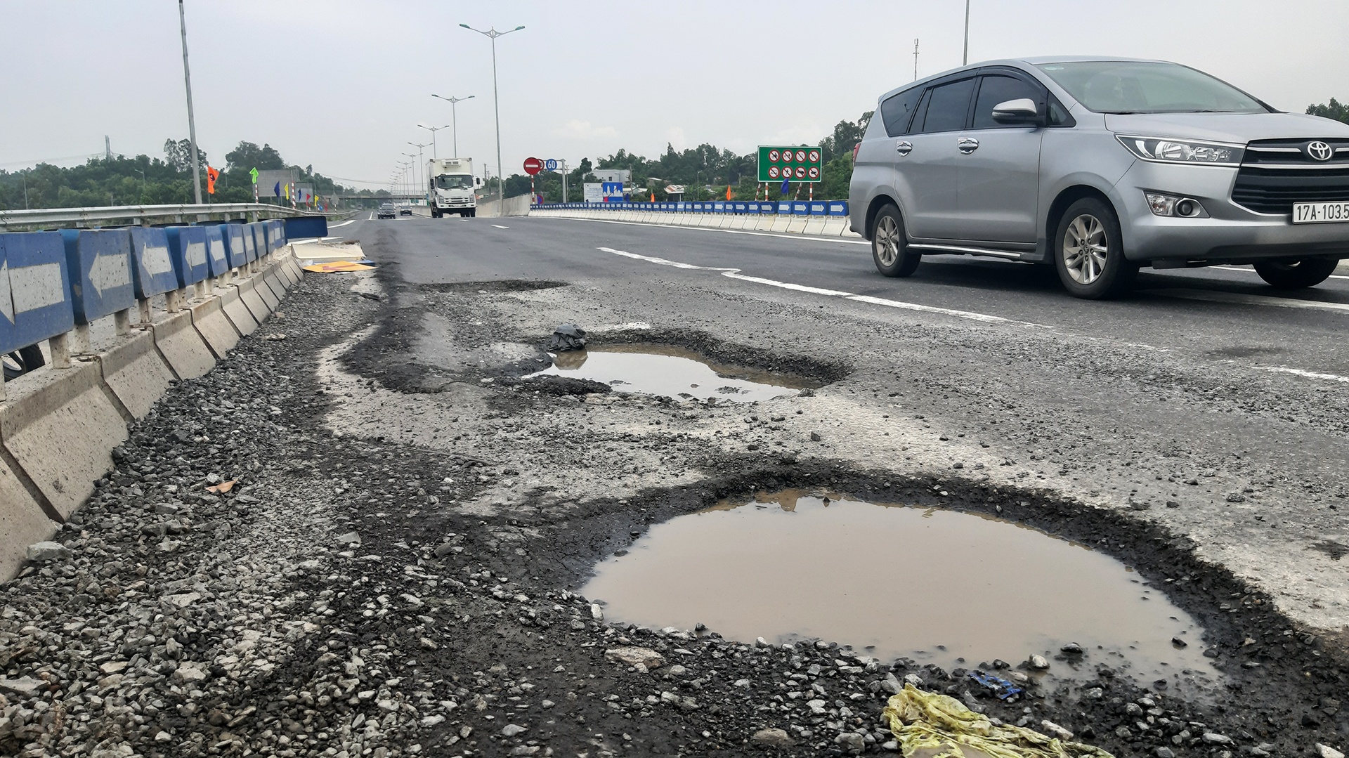 Cham xu ly 'o trau', ban quan ly cao toc 34.500 ty bi phat 4 trieu hinh anh