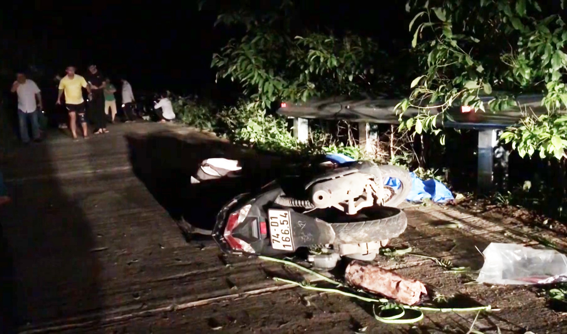 Du khach tu nan khi tham quan nui Son Tra ban dem hinh anh