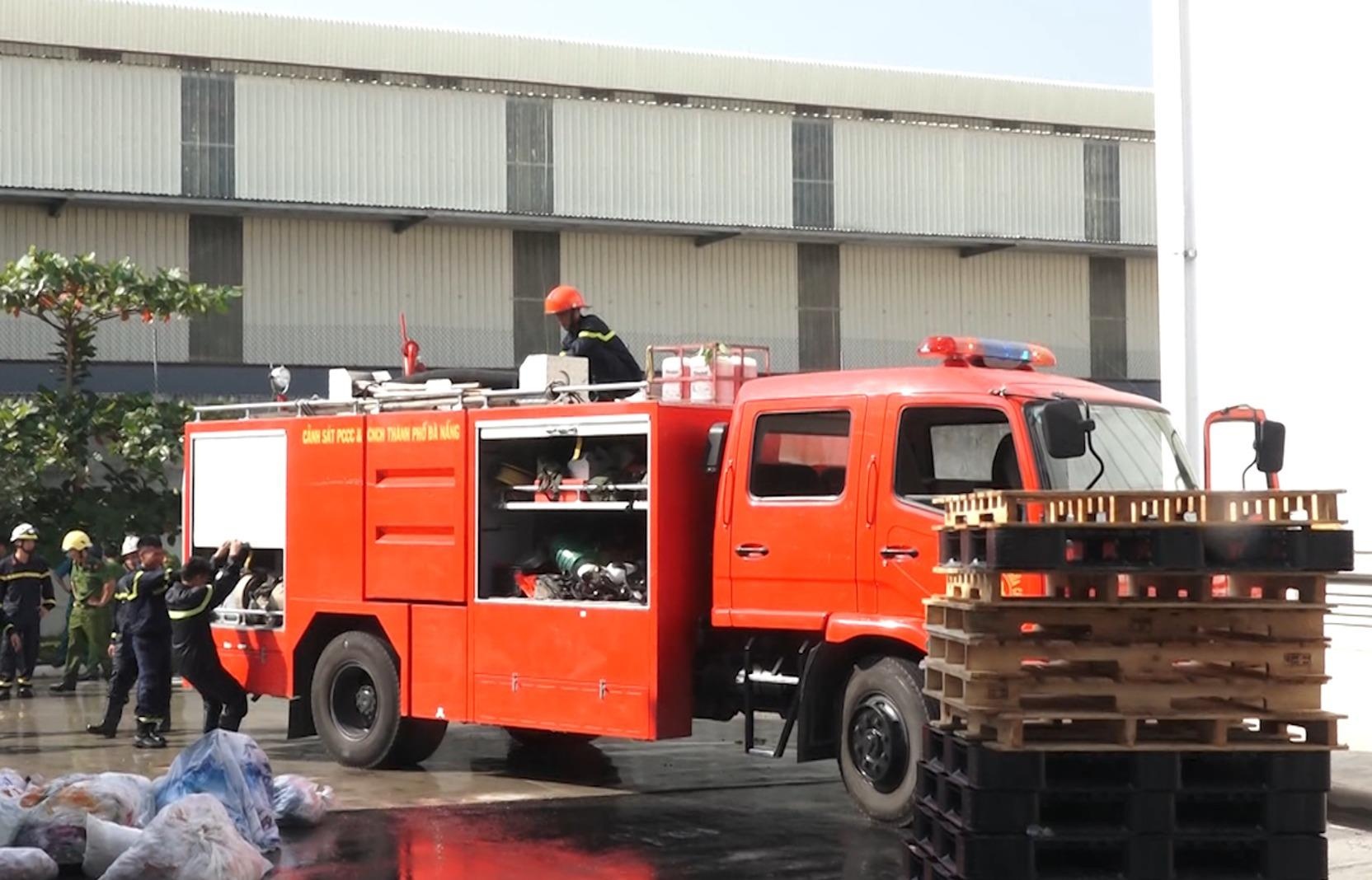 Chua chay cong ty san xuat bao bi, 2 nu cong nhan bi ngat khoi hinh anh