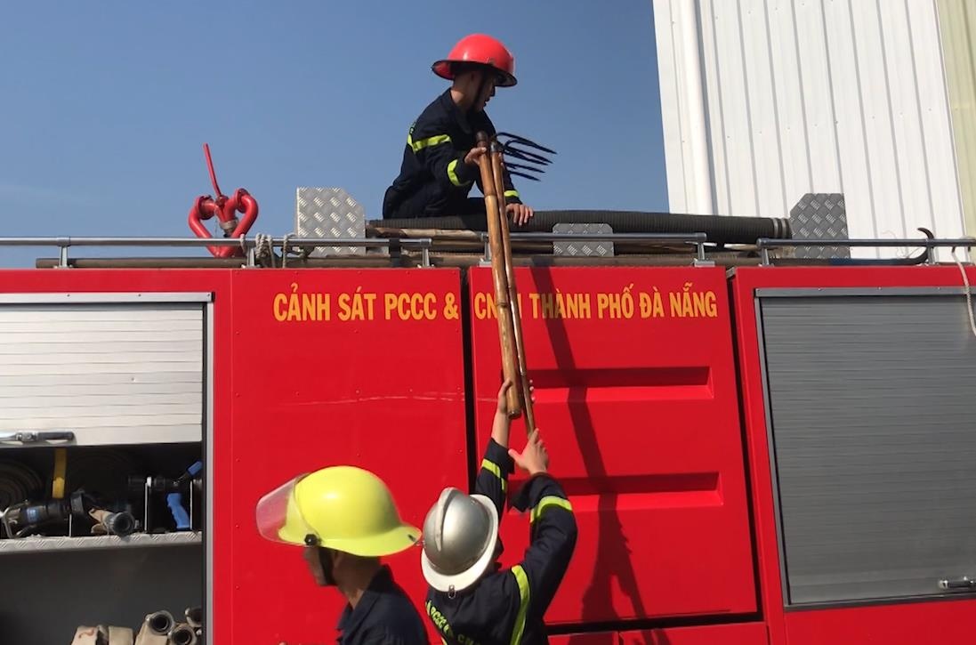 Hien truong vu chay cong ty bao bi khien 2 cong nhan bi ngat khoi hinh anh