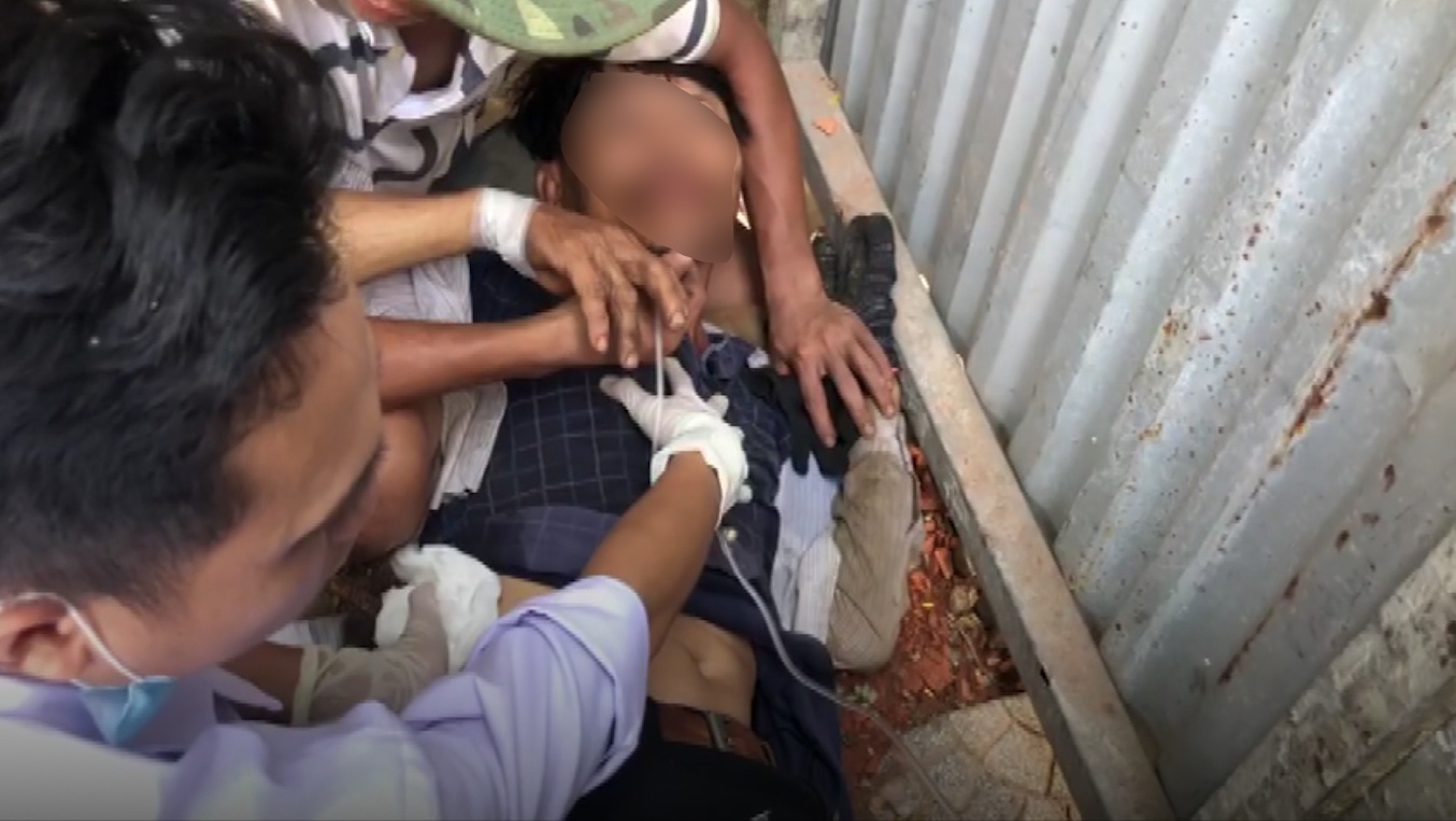 Thanh sắt 4 m đâm xuyên bụng ảnh 1 Thanh sat 4 m dam xuyen bung anh 1