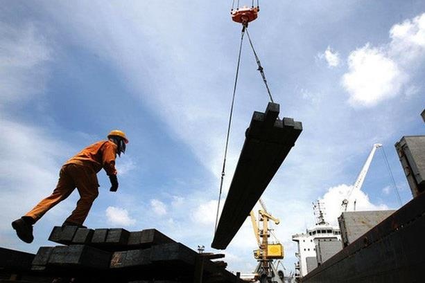 Thanh sat roi tu cong trinh xay dung dam thung bung cong nhan hinh anh