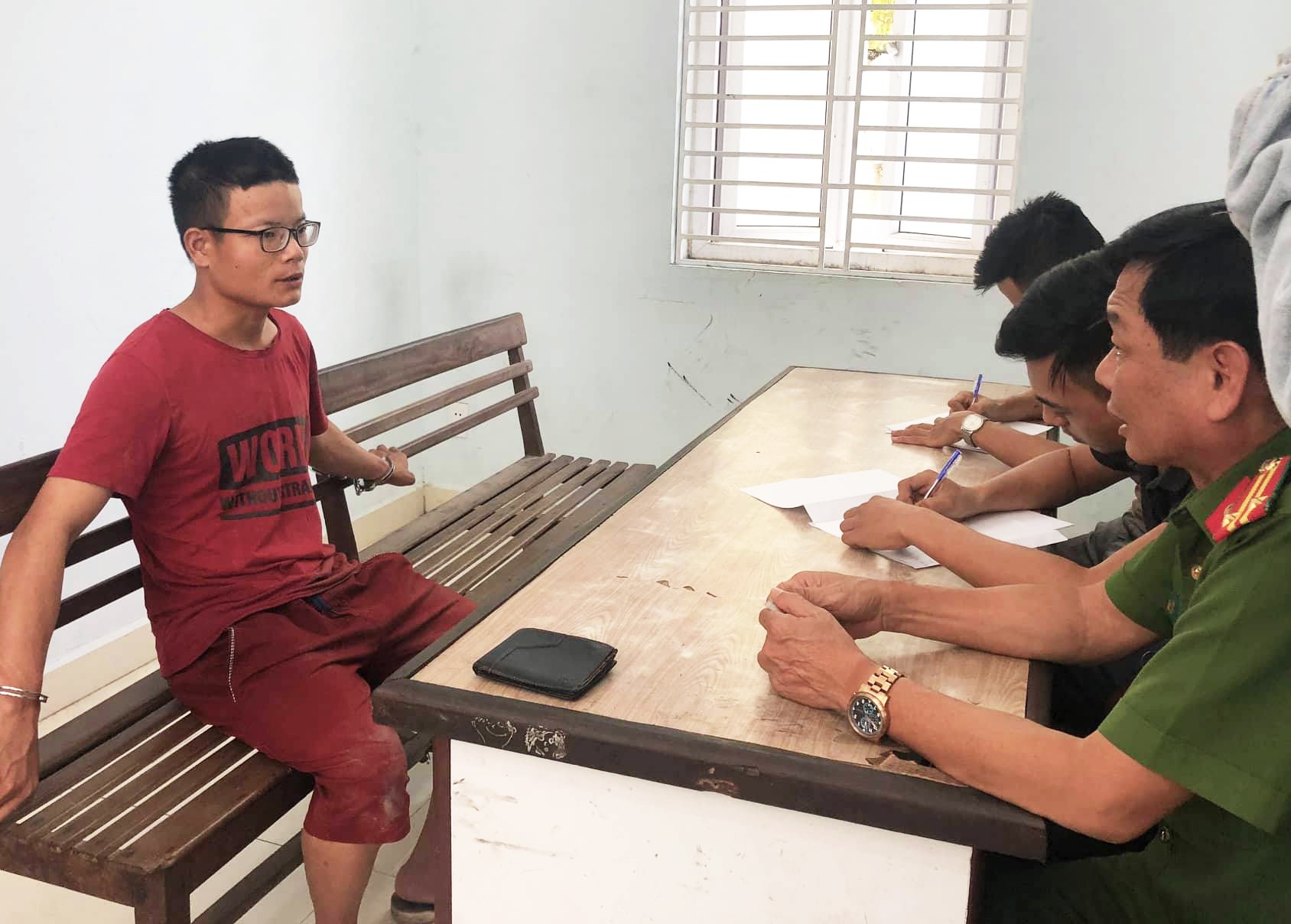 Gã trai quỵt tiền mua dâm  ảnh 1 Ga trai quyt tien mua dam anh 1