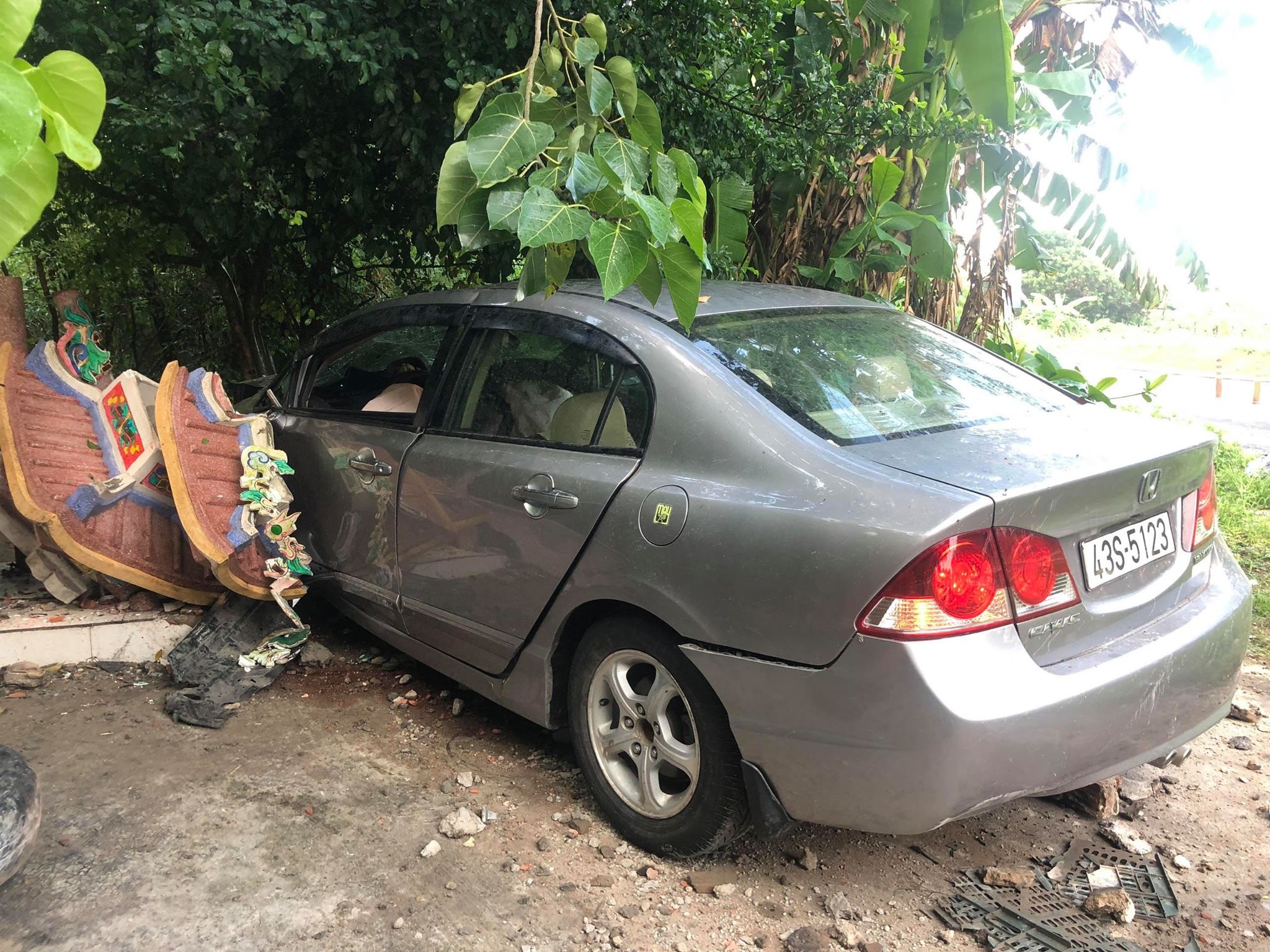 Honda Civic tong sap tuong mieu Ong Ho o Son Tra, 2 nguoi bi thuong hinh anh