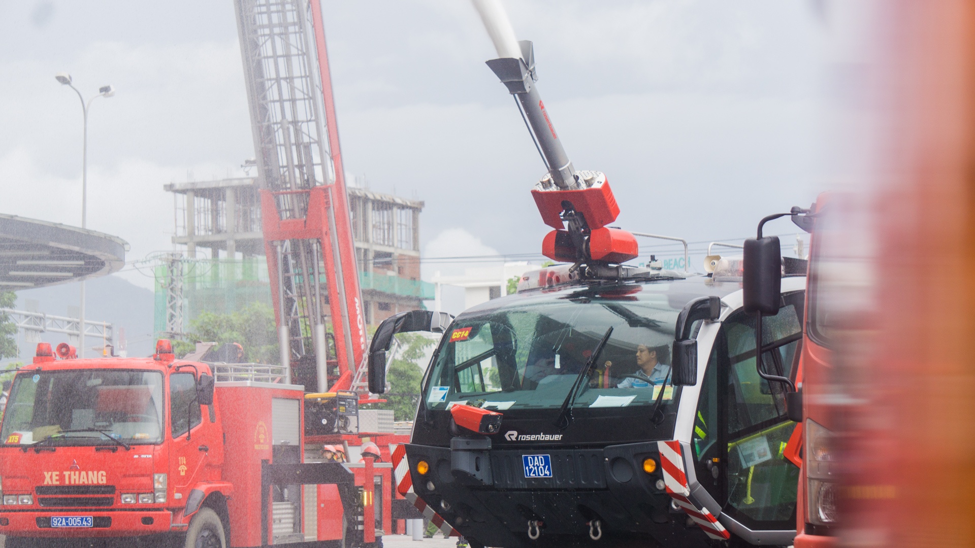 Xe cuu hoa trieu do va truc thang dien tap chua chay o Da Nang hinh anh