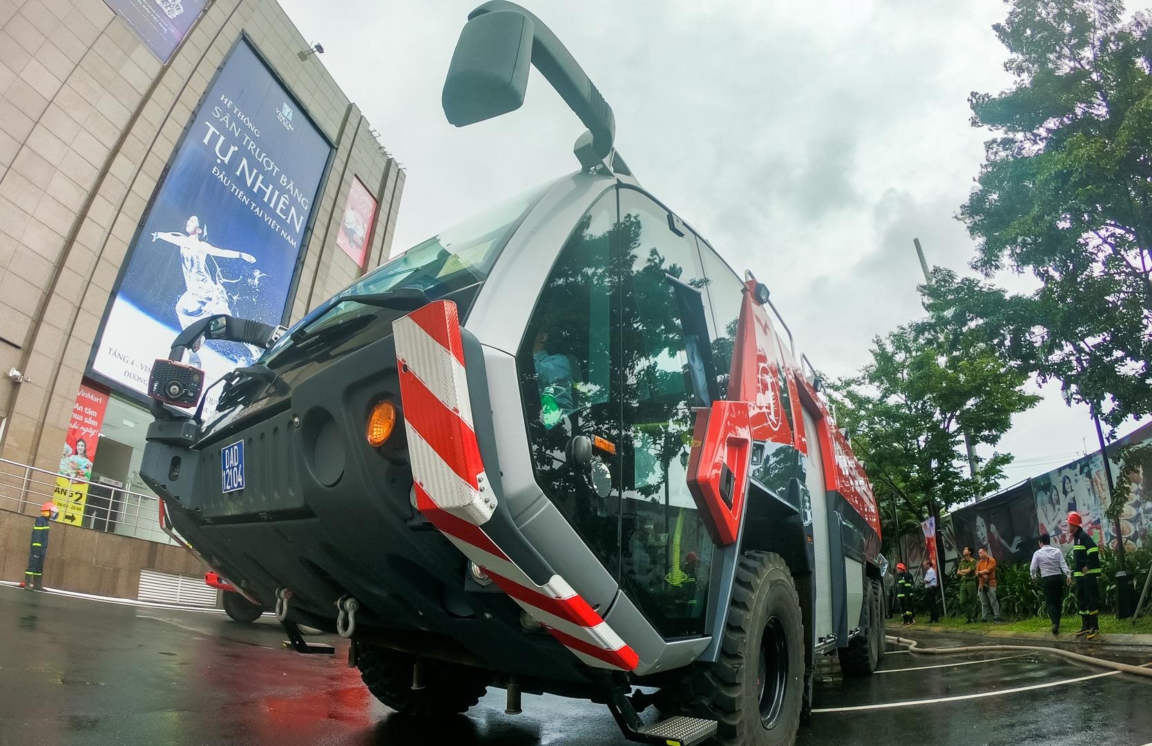 1.500 nguoi dien tap chua chay cung xe cuu hoa trieu do va truc thang hinh anh