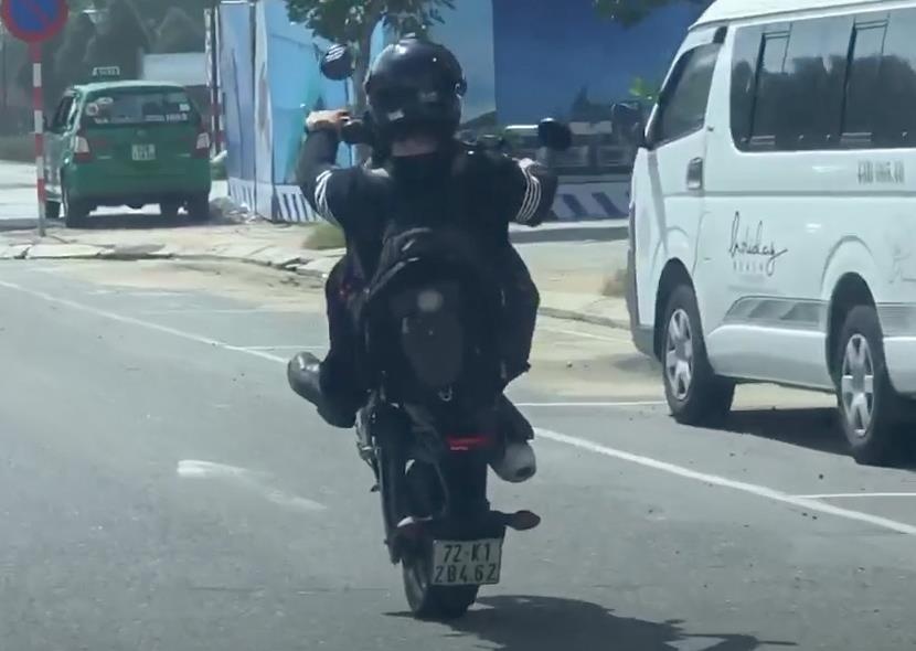 Truy tim thanh nien boc dau moto tren duong Da Nang hinh anh