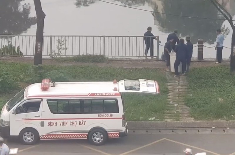 Benh vien Cho Ray dung xe cuu thuong tha ca xuong kenh gay hieu nham hinh anh