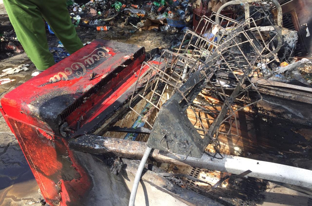 Hoa hoan thieu rui tiem tap hoa giua trua hinh anh