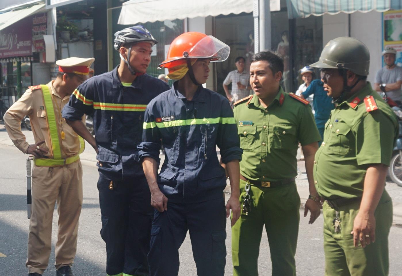 Nhan chung ke luc thanh sat roi tu tang 5, trung 2 nguoi di duong hinh anh
