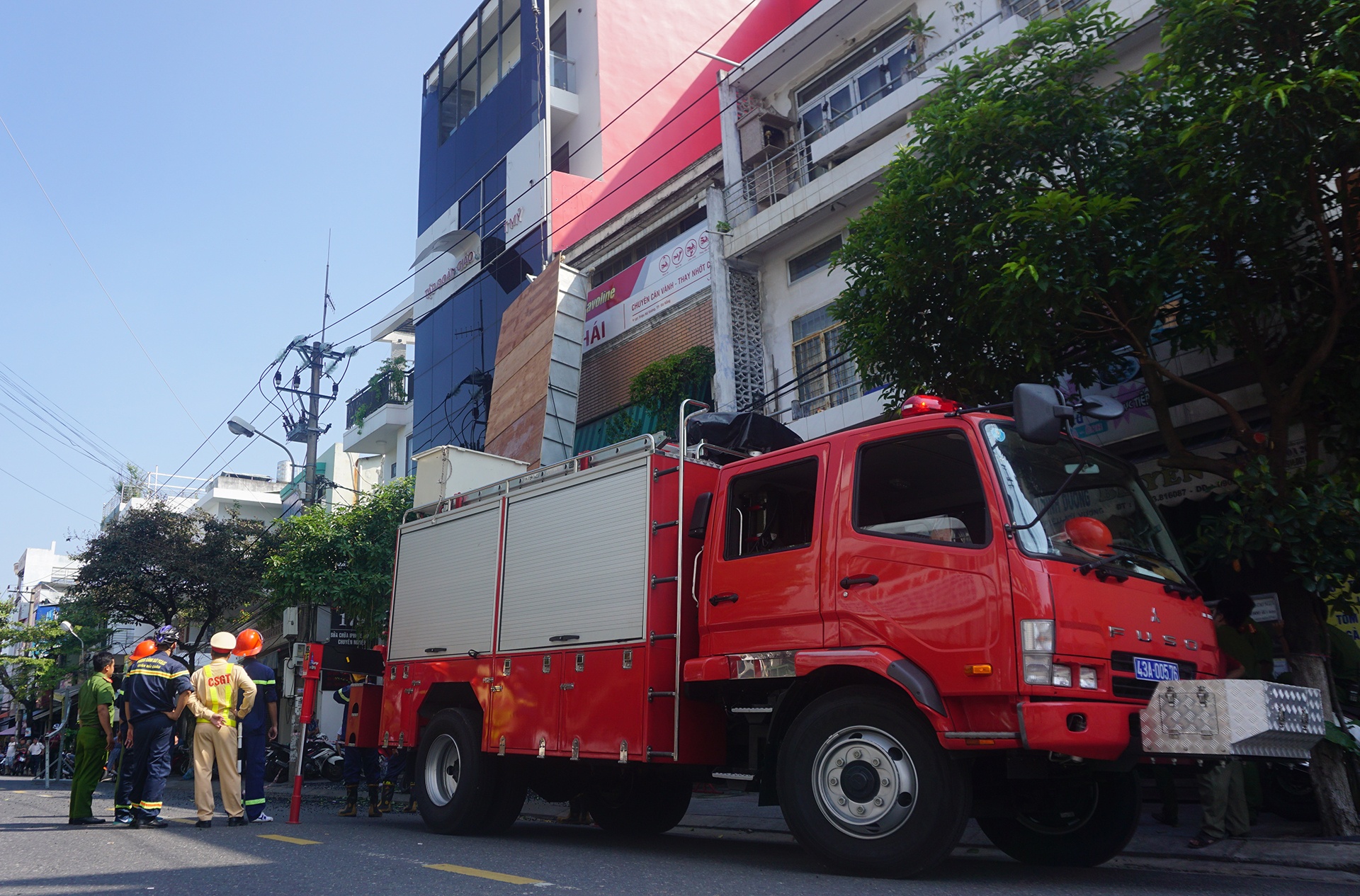 Thanh sat roi tu tren cao trung nguoi di duong anh 2