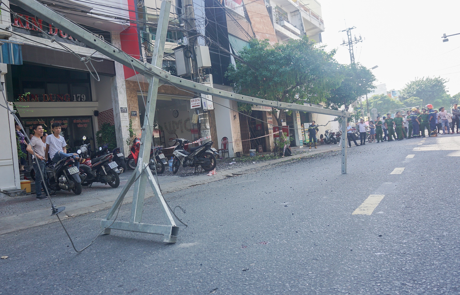 Sau tieng no lon, thanh sat roi tu tang 5 lam 2 vo chong bi thuong hinh anh