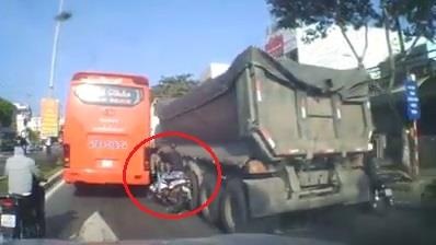 Nam thanh nien vuot au suyt chet khi ket giua oto khach va xe tai hinh anh