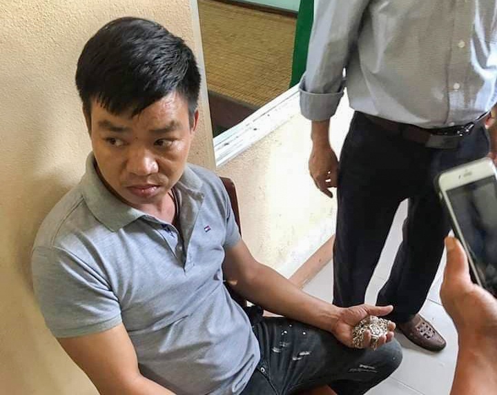 Phu huynh vay bat ke len vao truong lay 16 day chuyen cua hoc sinh hinh anh