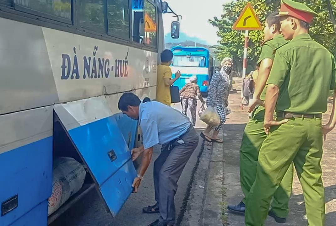 Phat hien xe khach cho 400 kg mo dong vat thoi hinh anh