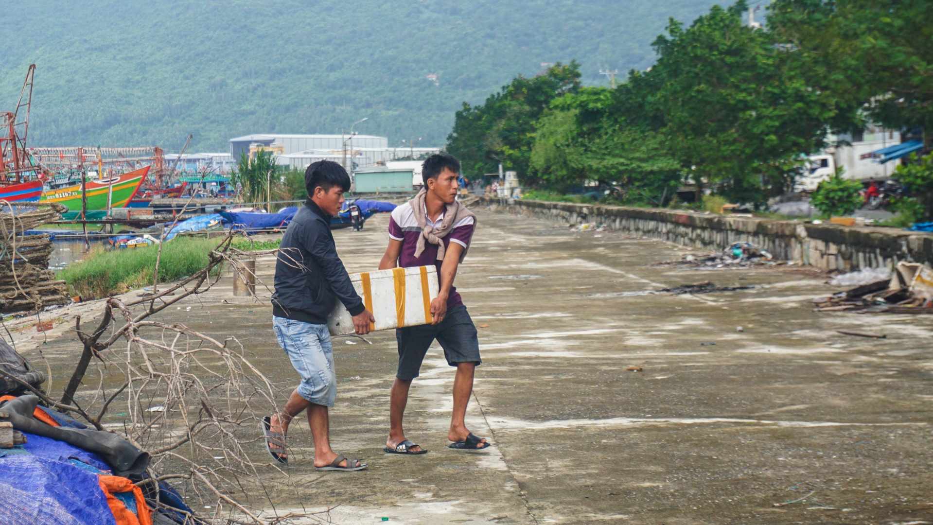 Tau ca tranh bao o Da Nang anh 9