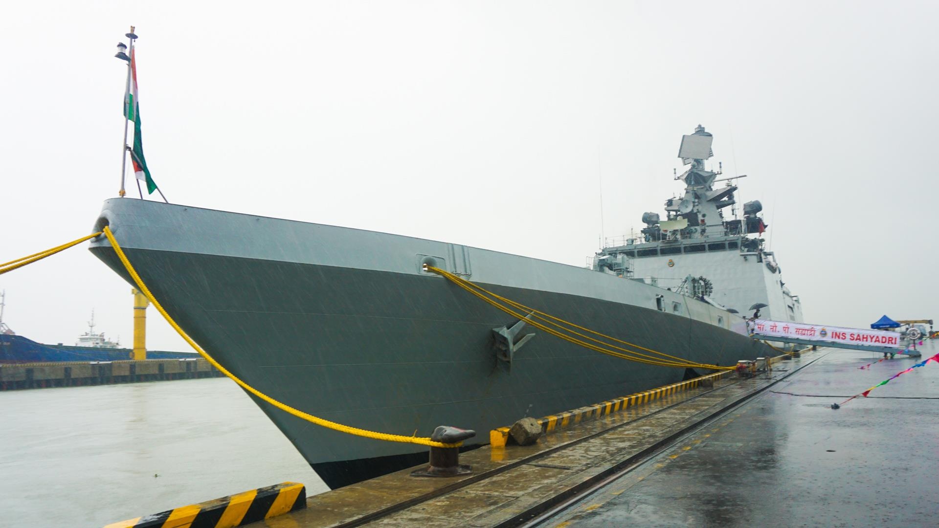 Tau chien An Do cap cang Tien Sa hinh anh