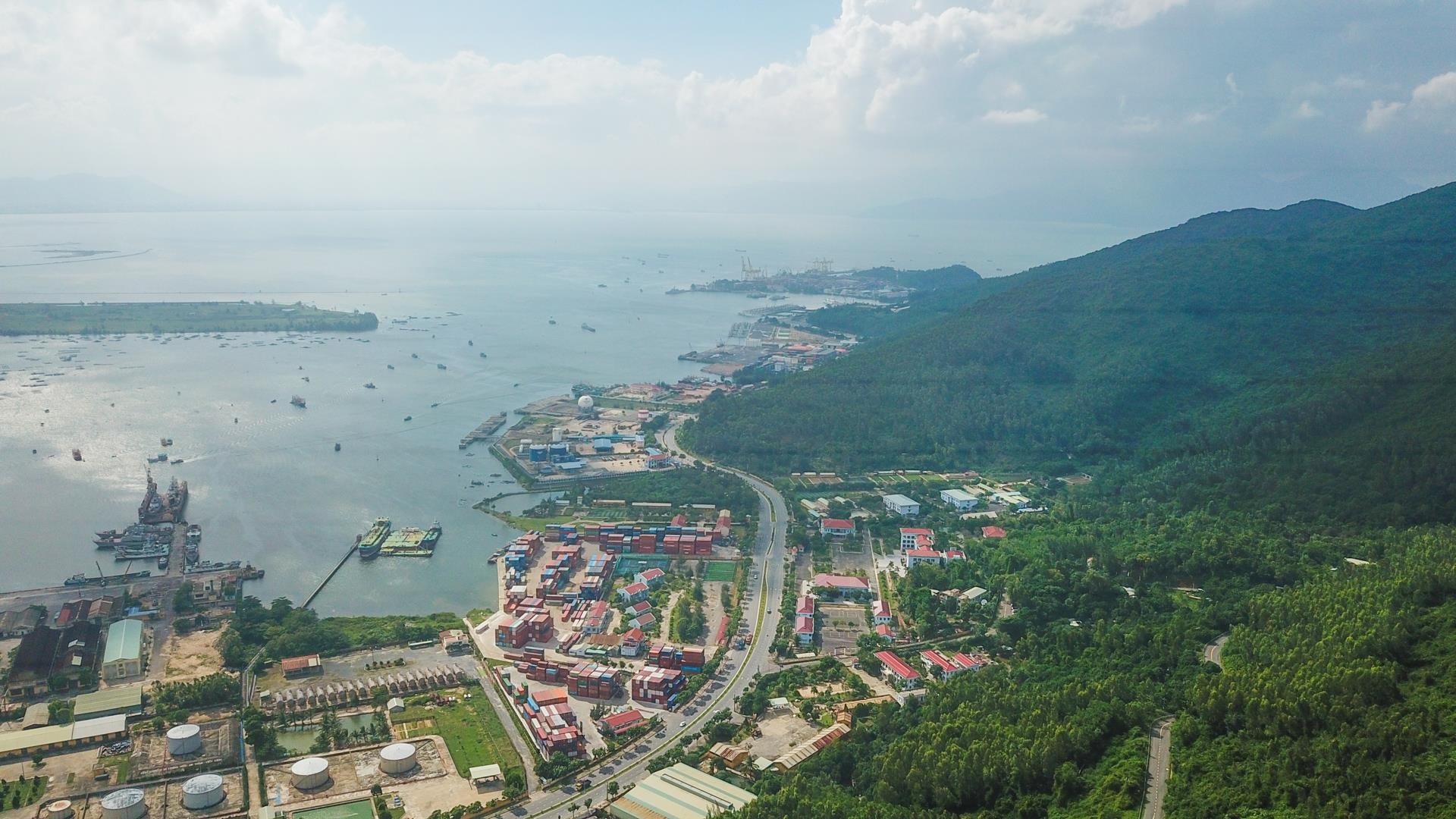 Tranh cai viec mo rong cang Tien Sa hay xay moi cang Lien Chieu hinh anh