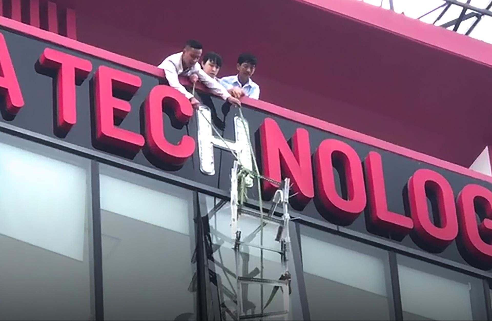 Cong nhan co giu khung sat suyt roi len dau nguoi di duong hinh anh