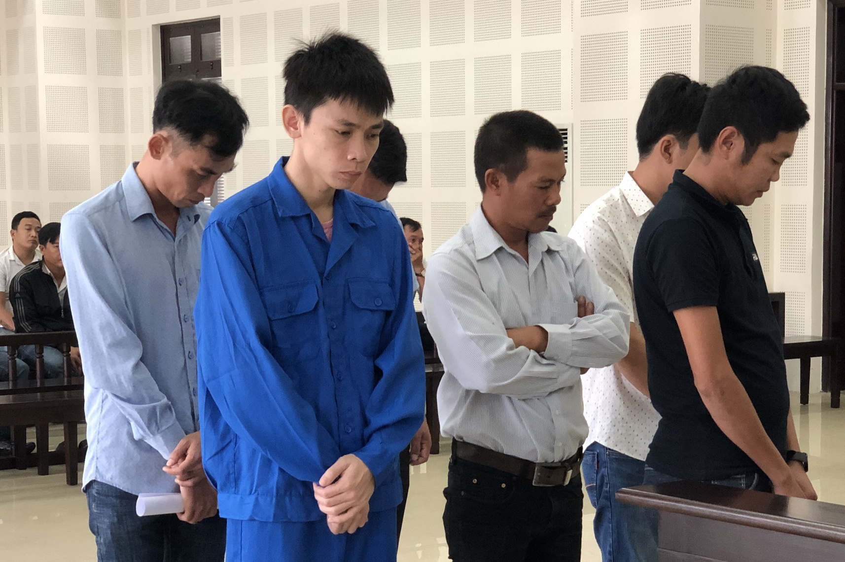 Can bo cong an trom tien dong nghiep anh 1