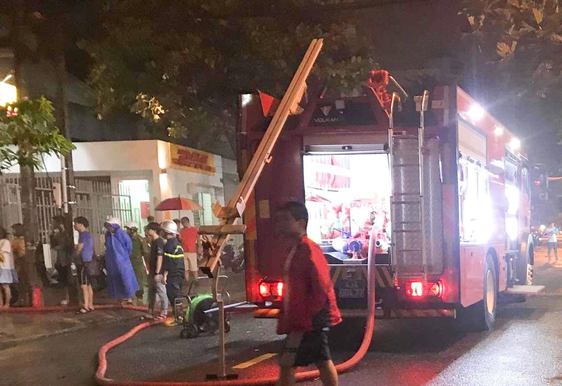 Chay quan bar o Da Nang, hon 100 nhan vien hoang loan bo chay hinh anh