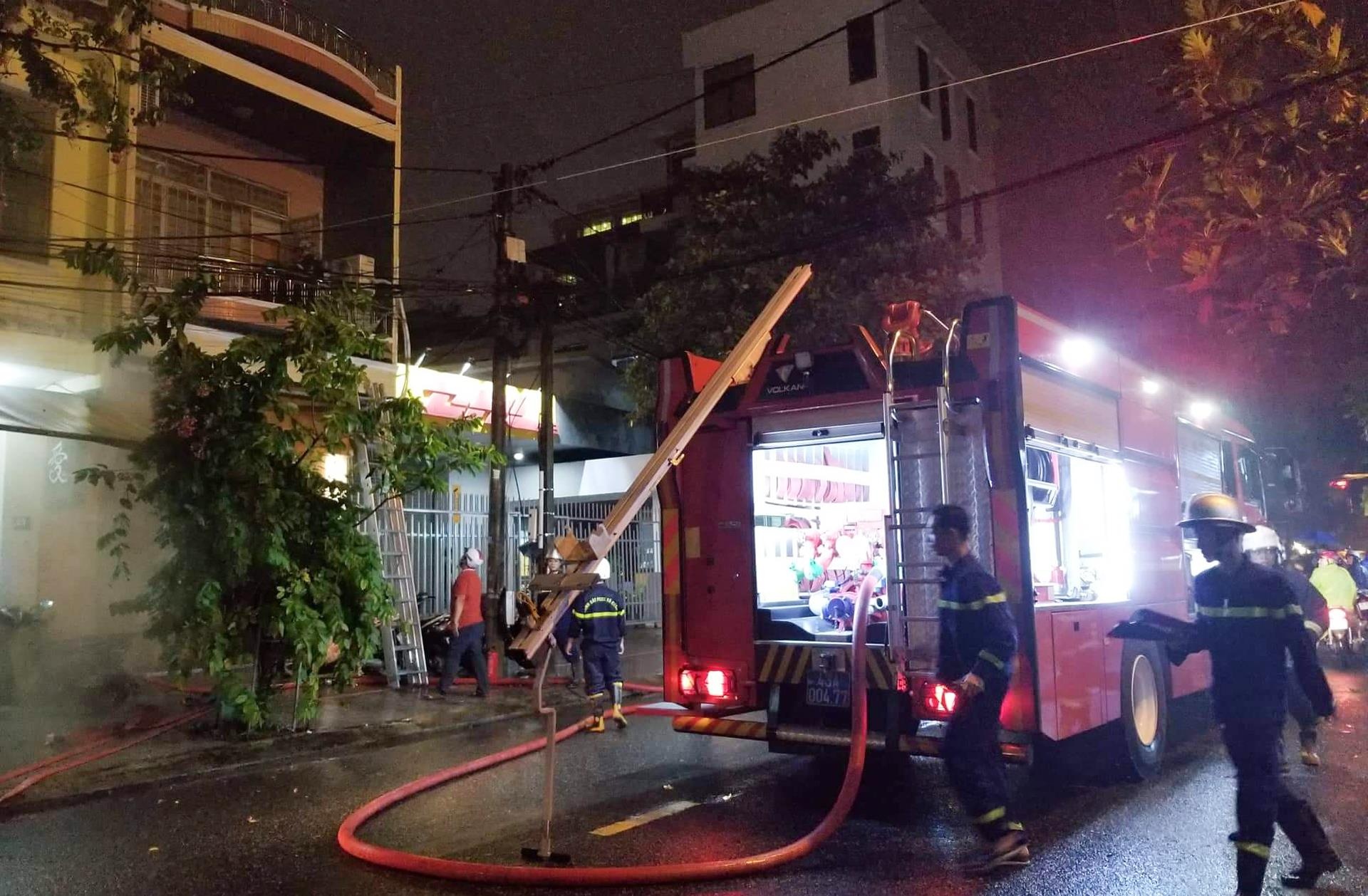 Khoi boc len nghi ngut tai quan bar khien hon 100 nhan vien thao chay hinh anh