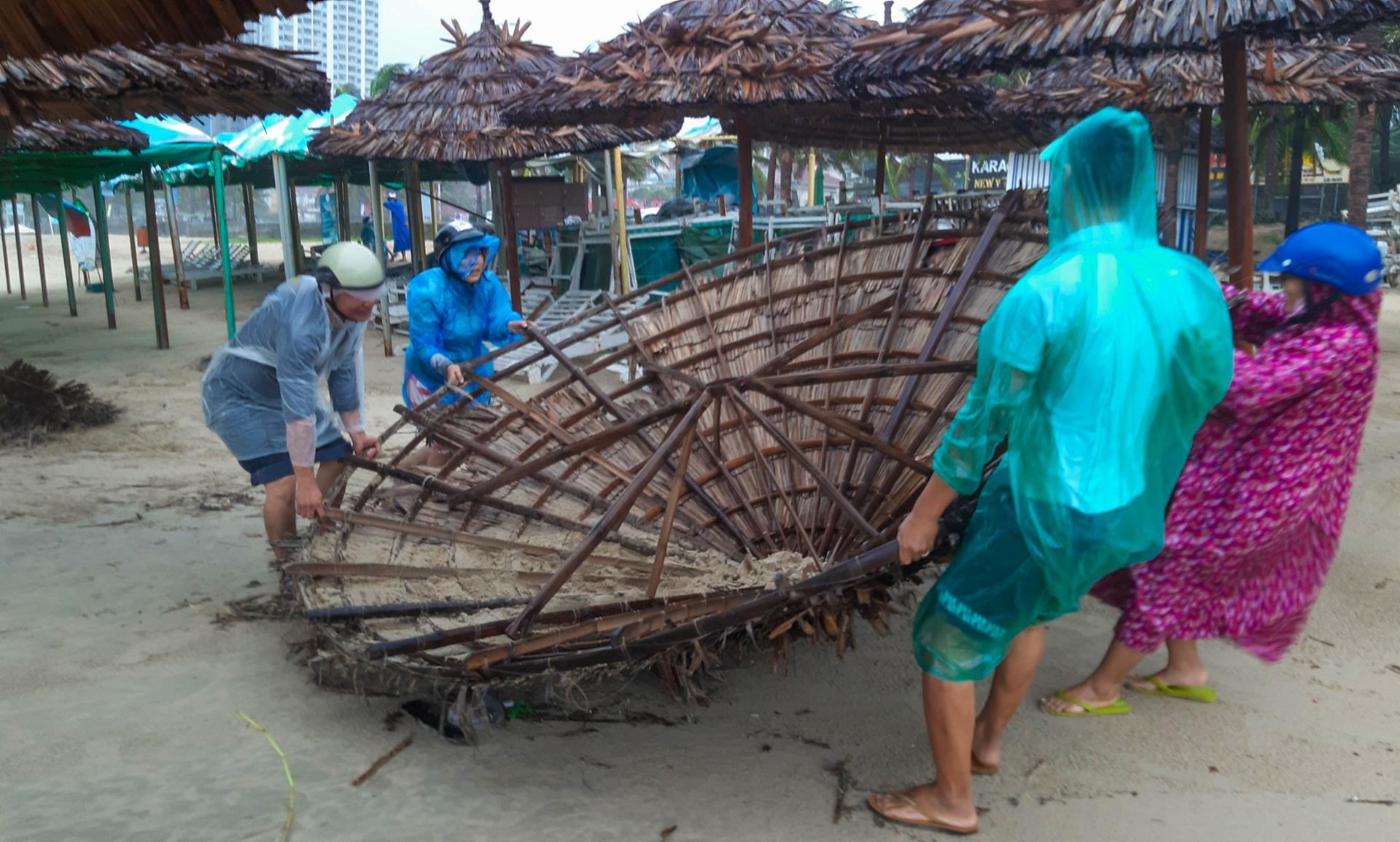 Hang quan ven bien Da Nang tan hoang sau bao so 5 hinh anh