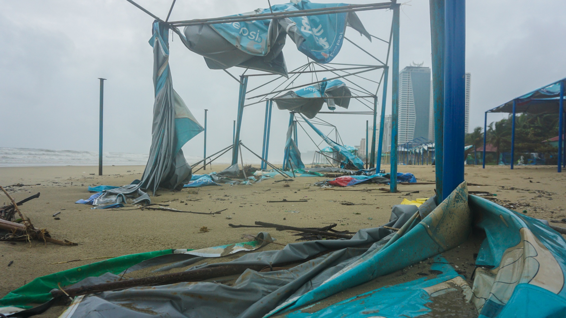 Bai bien Da Nang tan hoang sau bao so 5 anh 2