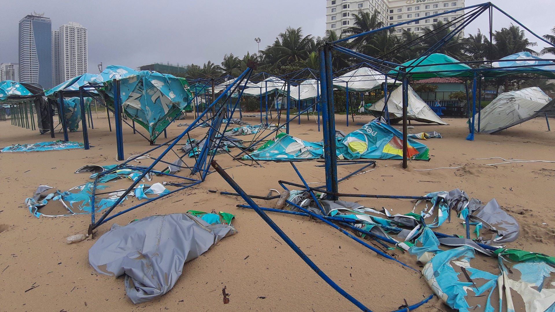 Bai bien Da Nang tan hoang sau bao so 5 anh 3