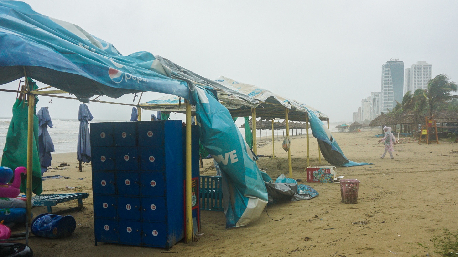 Bai bien Da Nang tan hoang sau bao so 5 anh 6