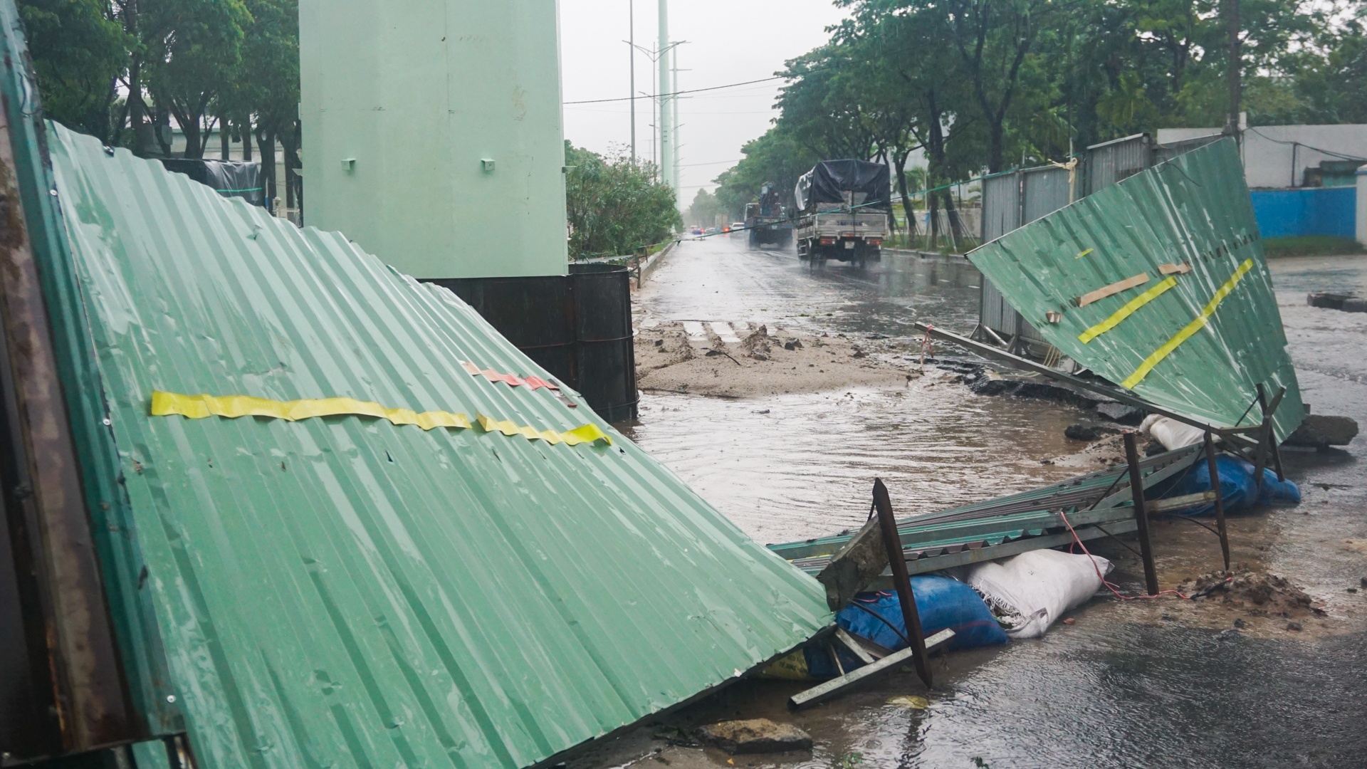 Bão số 5 gây mưa lớn làm cây đổ ở Đà Nẵng ảnh 10 Bao so 5 gay mua lon lam cay do o Da Nang anh 10