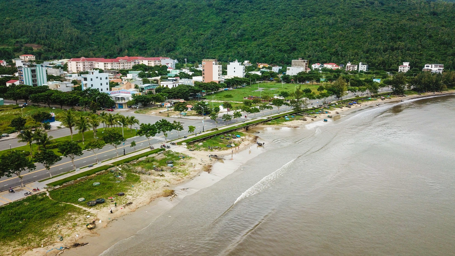 Bienb Da Nang ngap rac sau bao so 5 anh 2