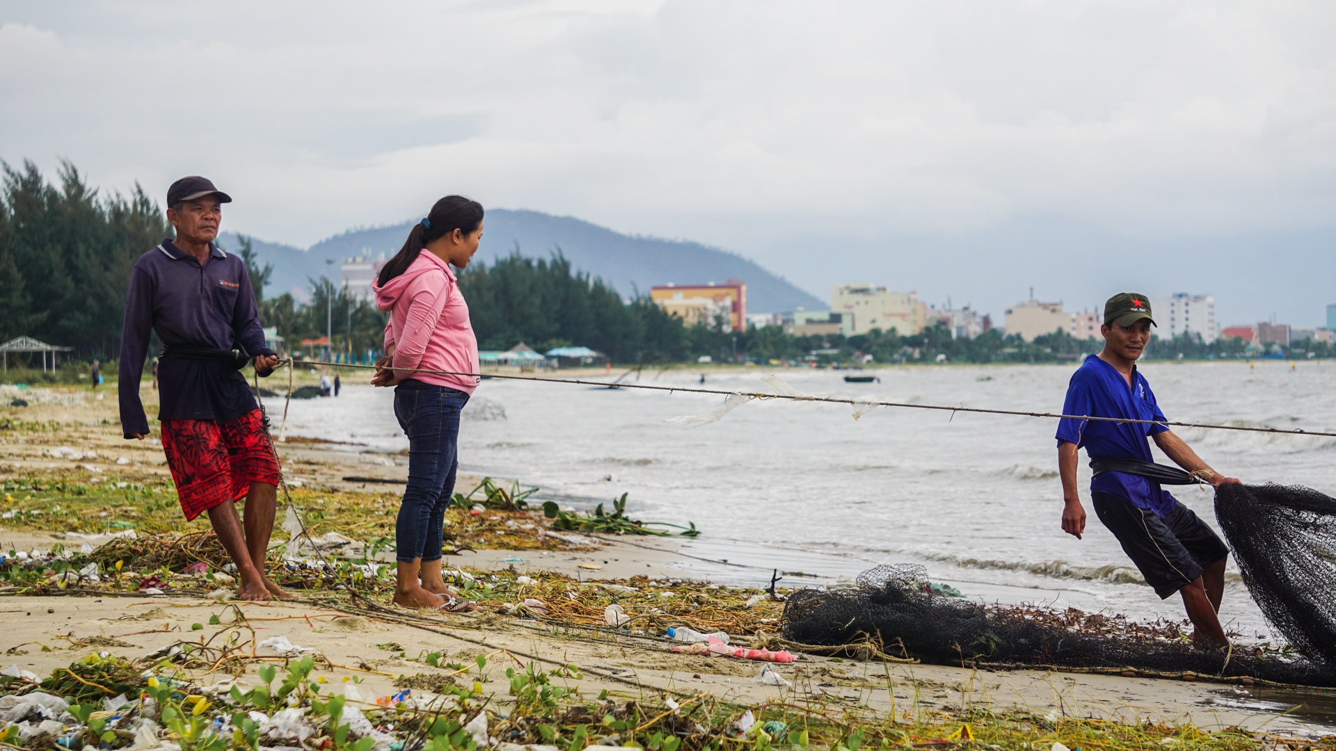 Bienb Da Nang ngap rac sau bao so 5 anh 3