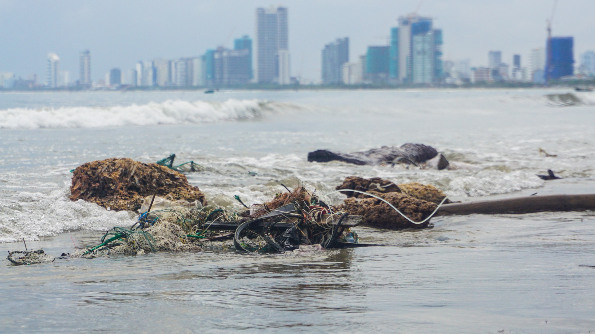 Bienb Da Nang ngap rac sau bao so 5 anh 5