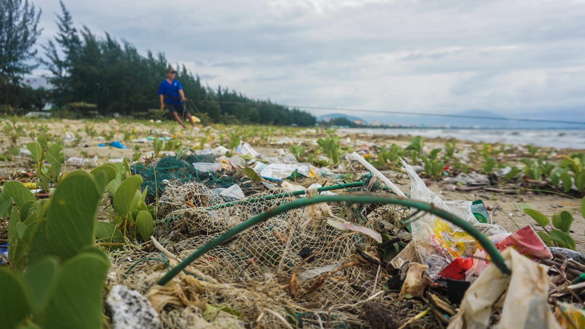 Bai bien Da Nang ngap rac thai va chai nhua hinh anh