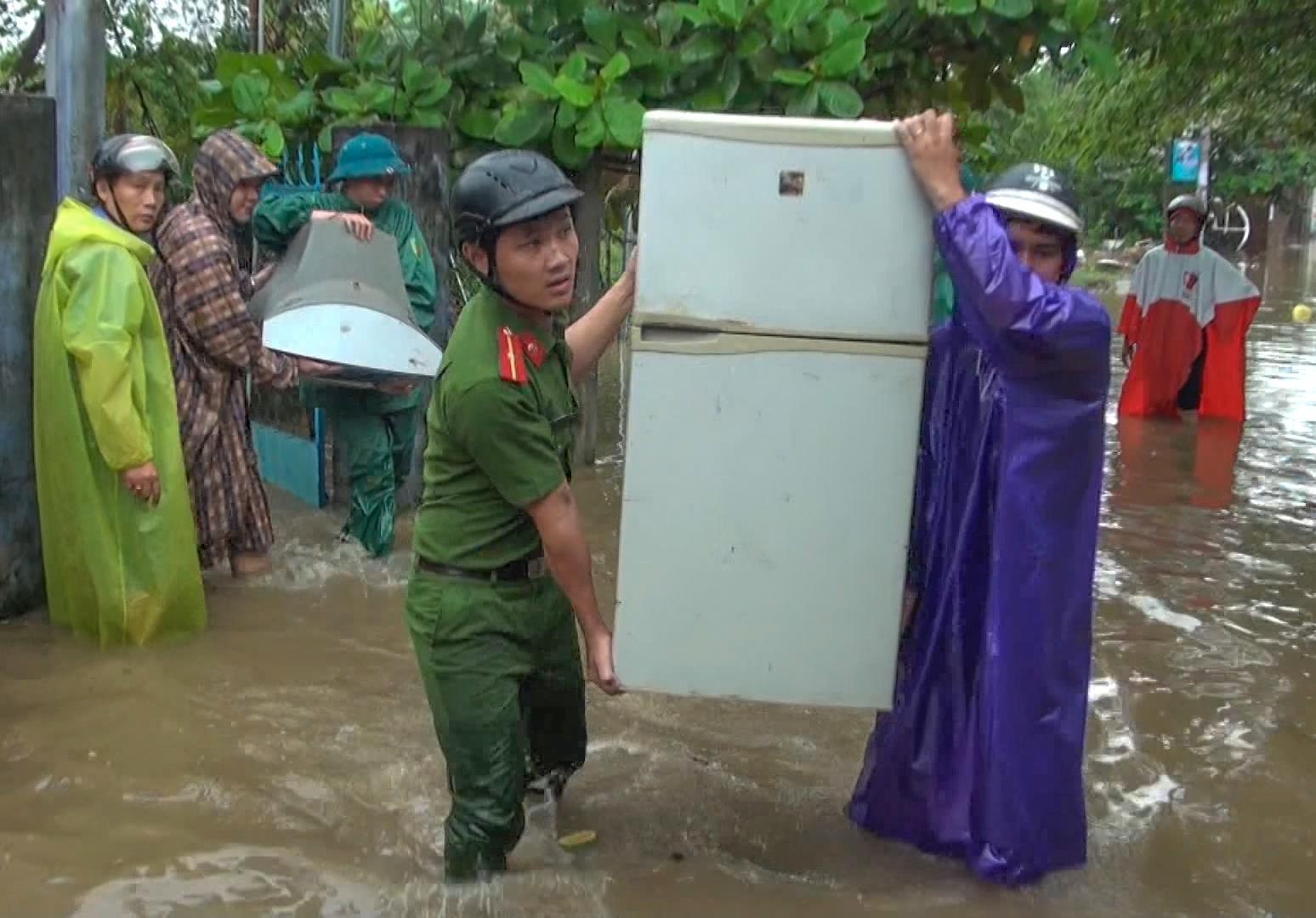 Nhieu khu dan cu o Da Nang bi co lap do mua lon hinh anh