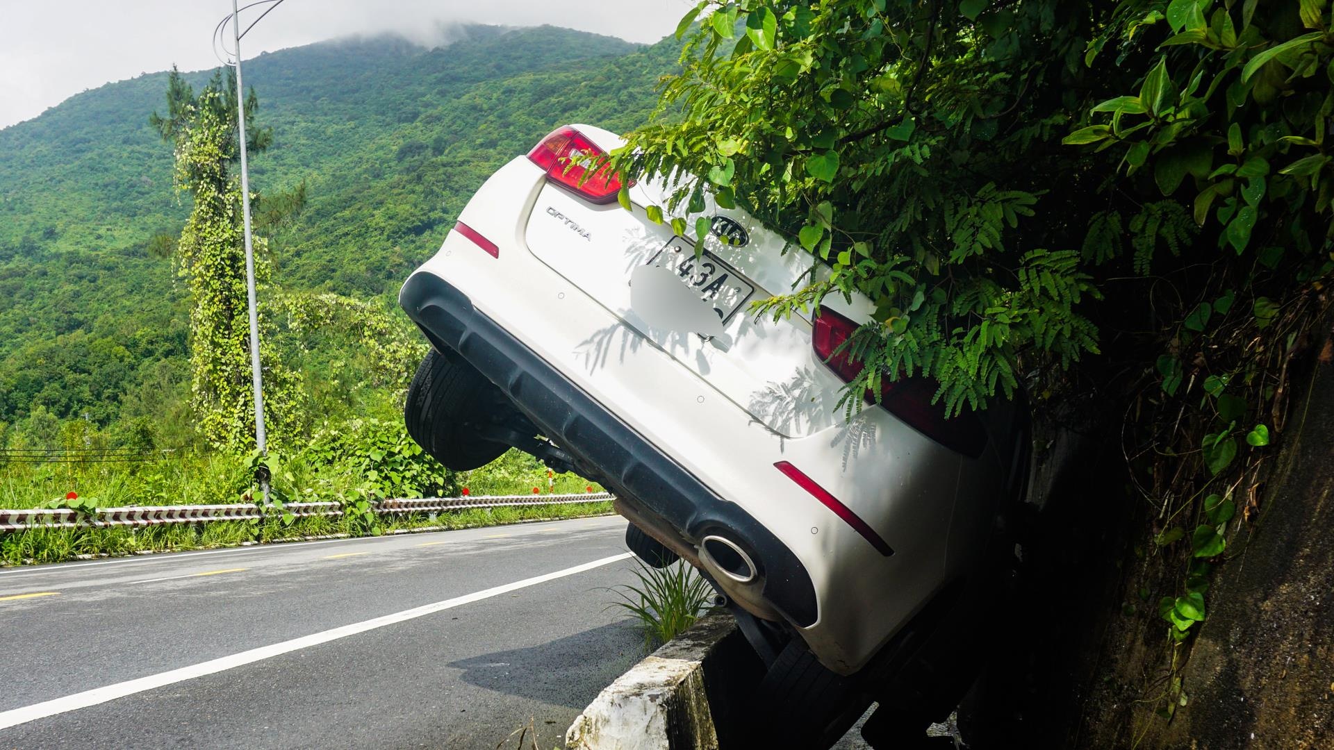 Oto mac ket o muong thoat nuoc canh vach nui Son Tra hinh anh