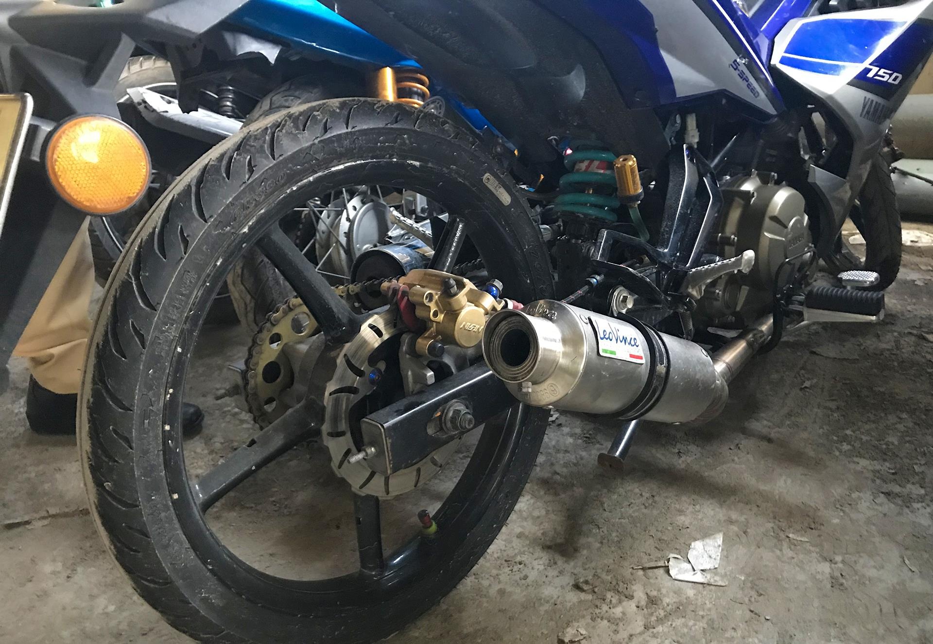 CSGT chan dung nhom quai xe chuan bi dua xe trai phep hinh anh