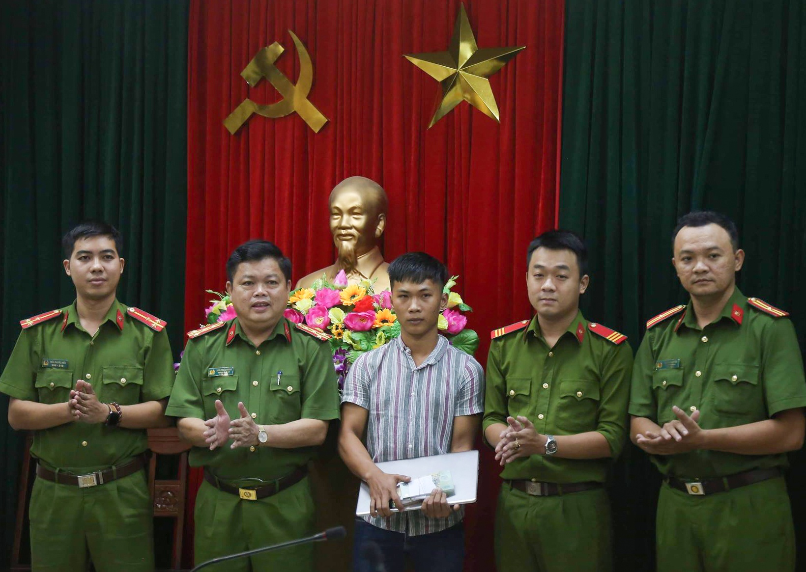 Thuong si cong an tra lai tai san cho nguoi danh roi anh 1