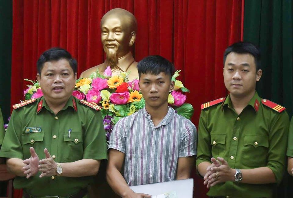 Thuong si cong an tra lai tai san co gia 75 trieu cho nguoi danh roi hinh anh