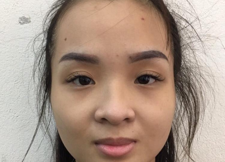 Co gai cam co dien thoai vuong lao ly hinh anh